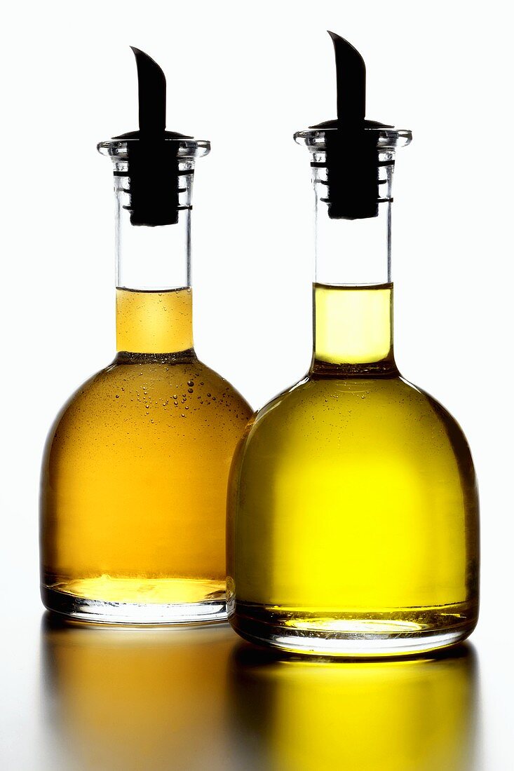 Olivenöl und Weissweinessig in Flaschen