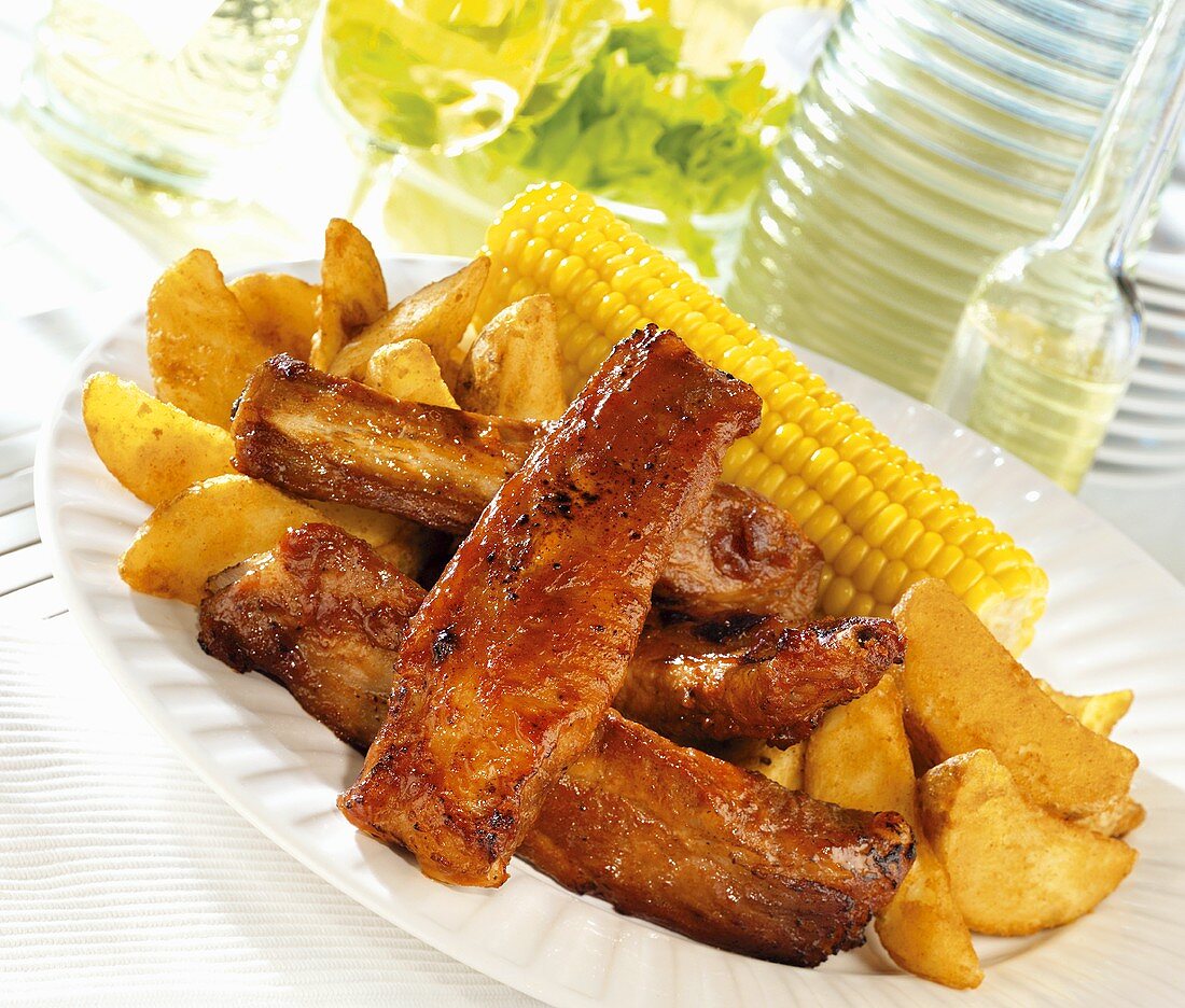 Spareribs mit Potatoe wedges und Maiskolben