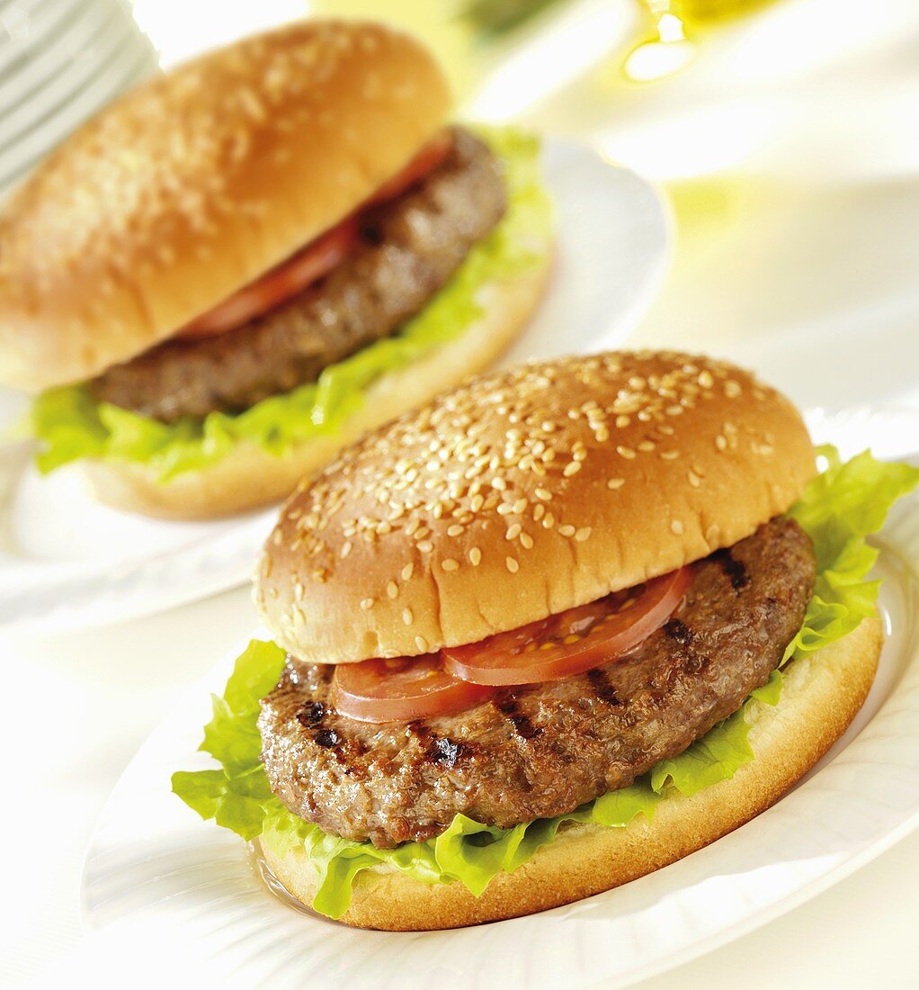 Zwei Hamburger mit Tomate und Salatblatt