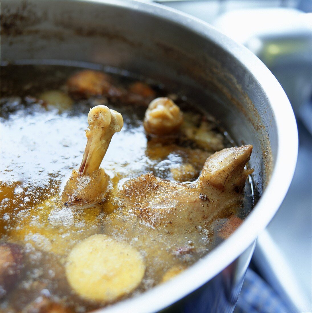 Geflügelbrühe zubereiten: Suppenhuhn im Kochtopf