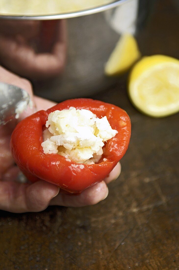 Paprika mit Fischmasse füllen