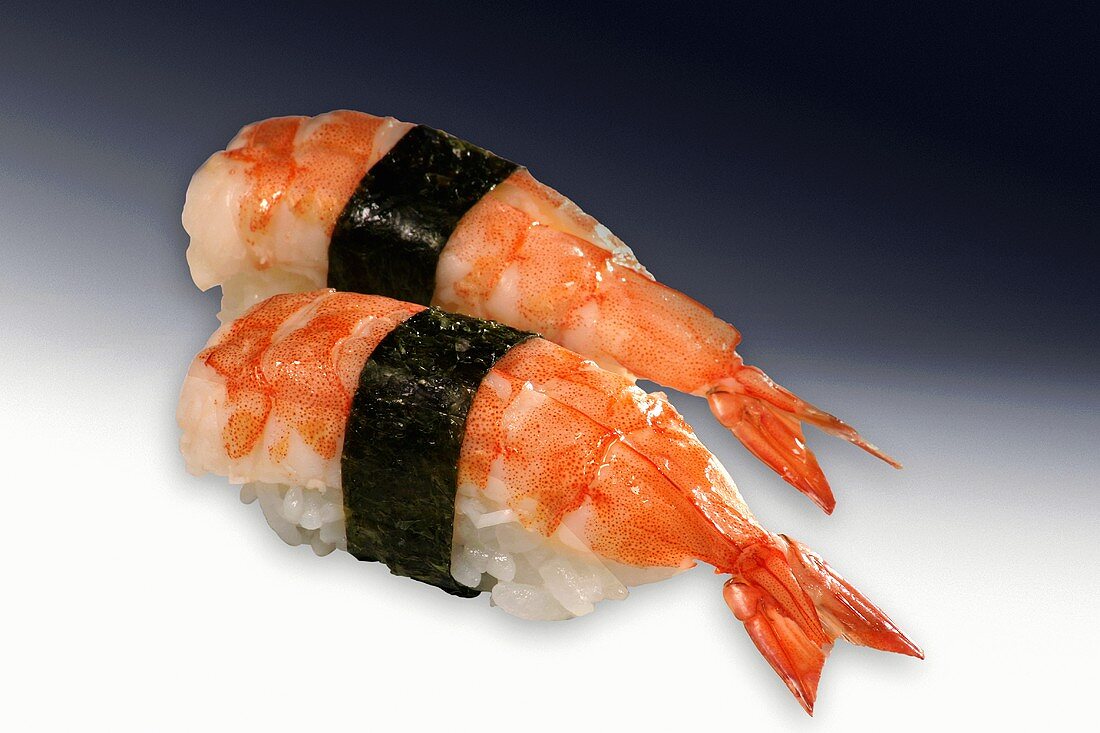 Zwei Nigiri-Sushi mit Krebsschwänzen
