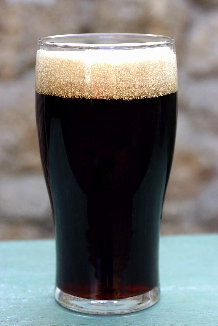 Ein Glas dunkles Bier