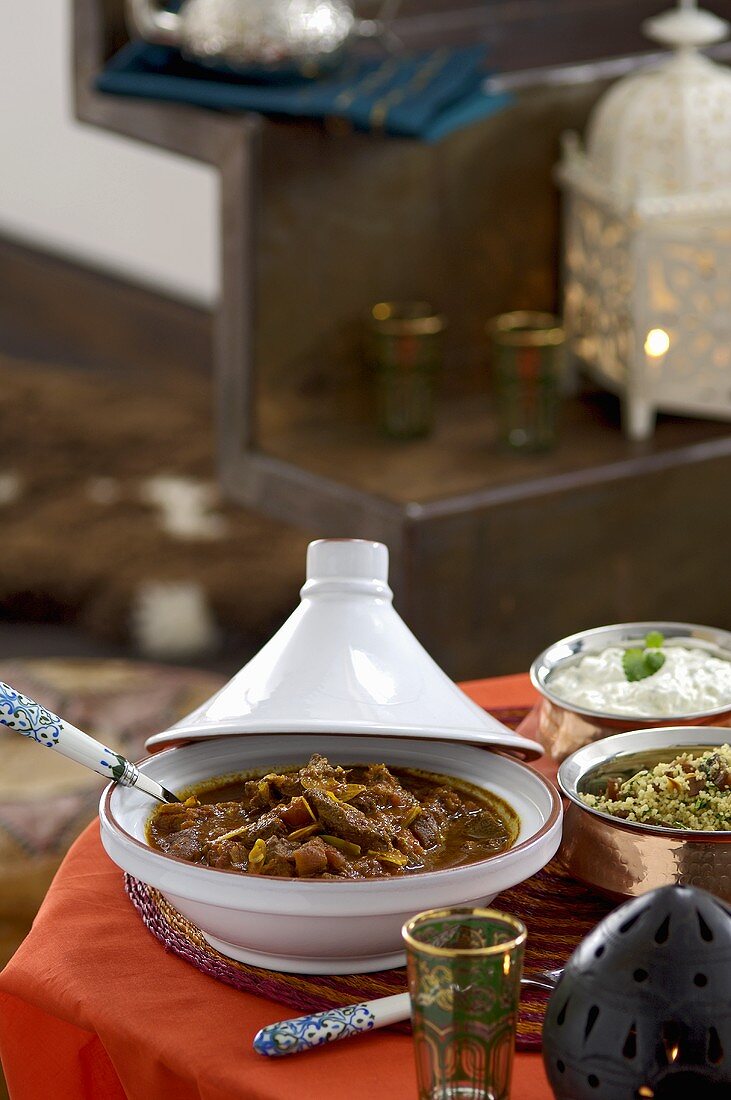 Lamm-Tajine mit Couscous und Minz-Jogurt (Marokko)