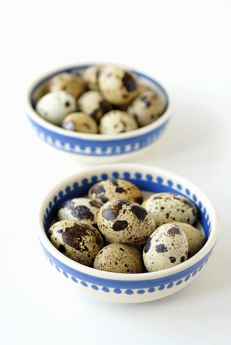Quails' eggs in two small bowls
