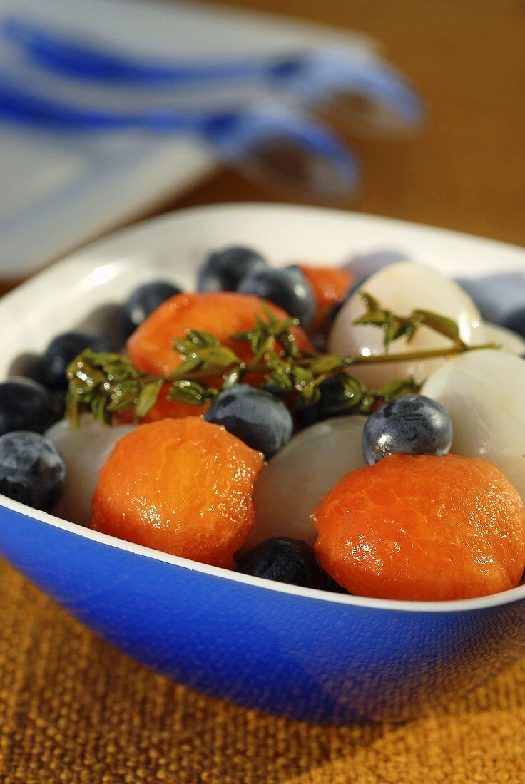 Heidelbeeren, Papaya und Lychee mit kandiertem Thymian