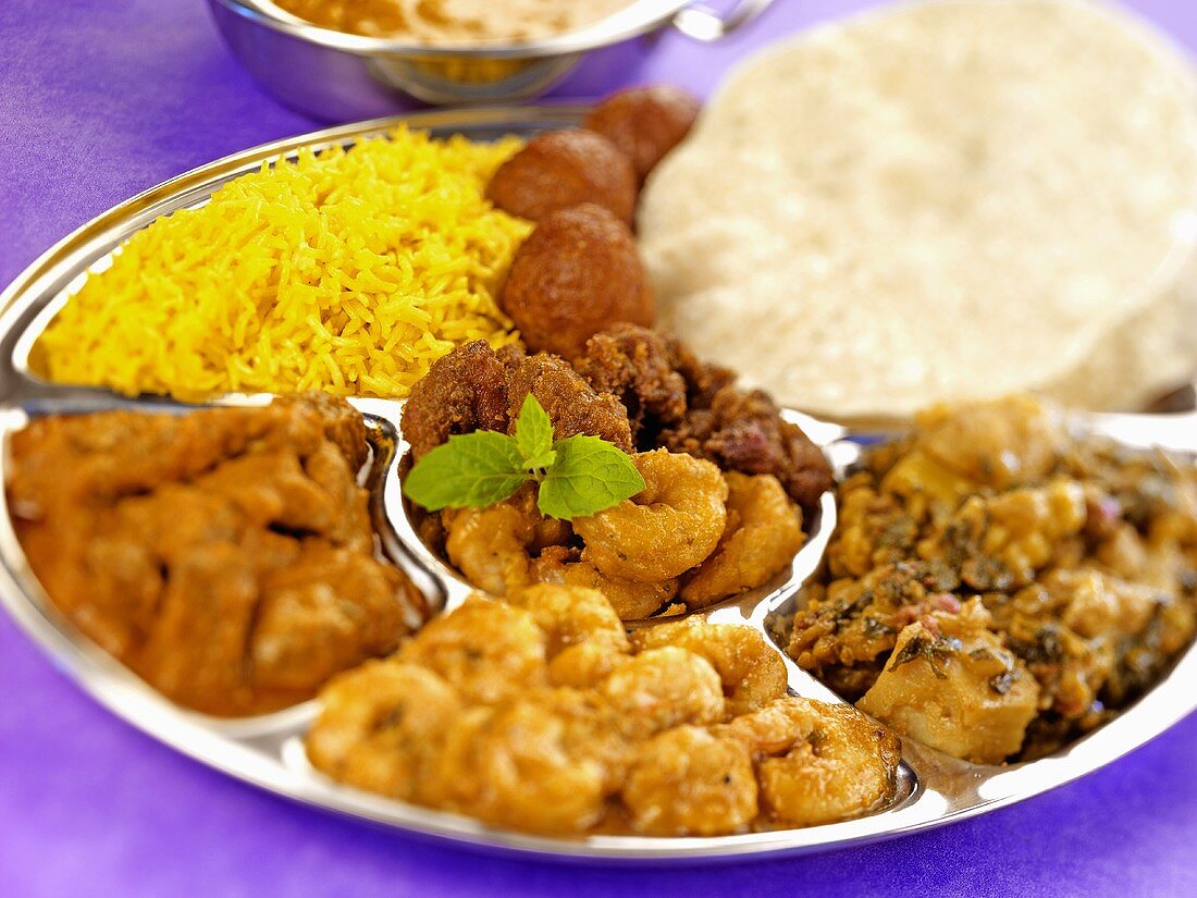 Thali (verschiedene Gerichte und Dips, Indien)