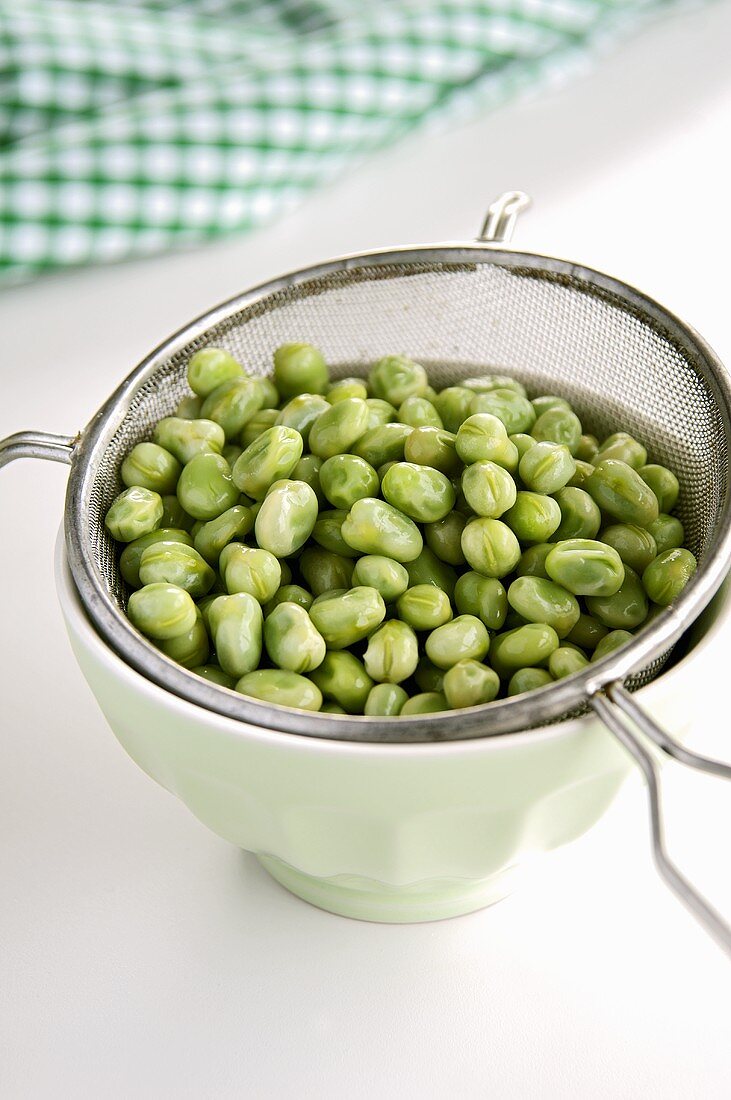 Broad beans in a sieve