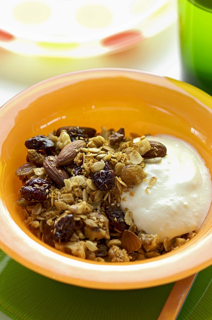Muesli with raisins, almonds and yoghurt