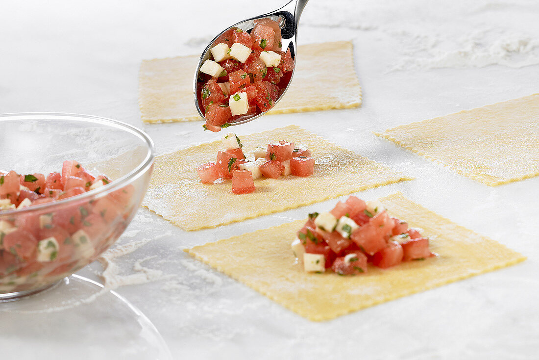 Tortellini mit Tomaten-Mozzarella-Füllung zubereiten