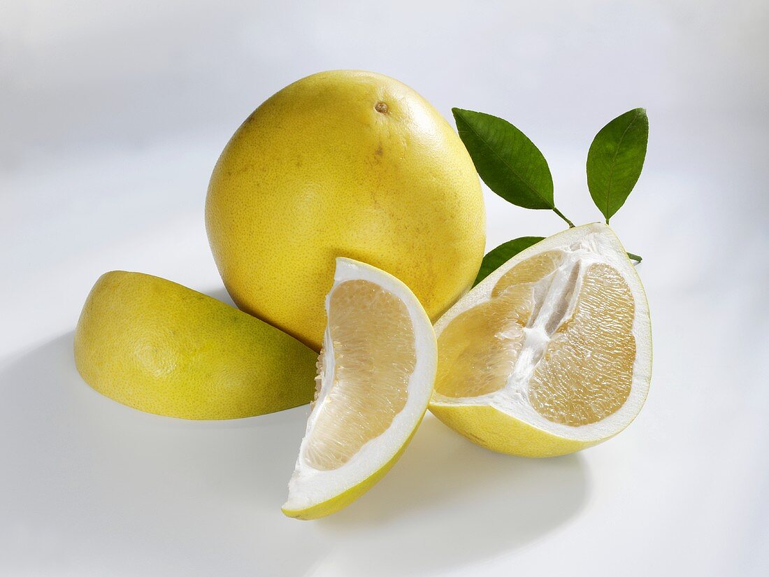 Ganze und aufgeschnittene Pomelo