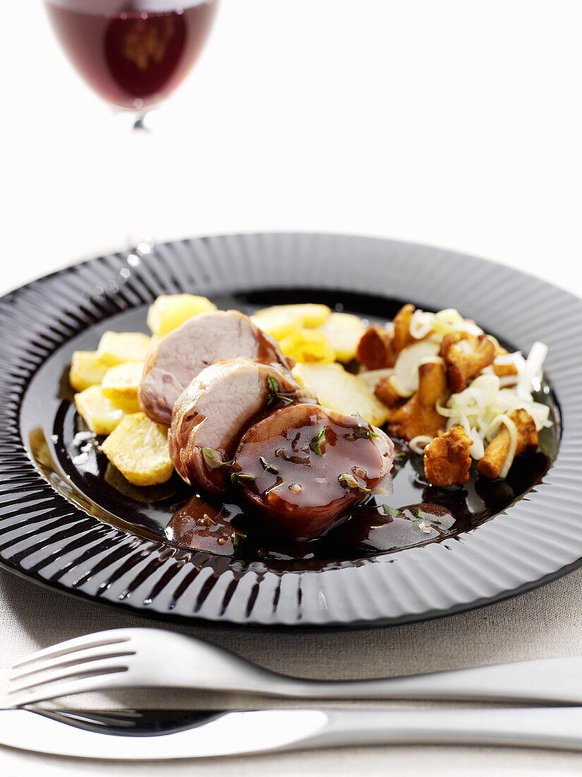 Pork fillet with mushrooms and fried potatoes