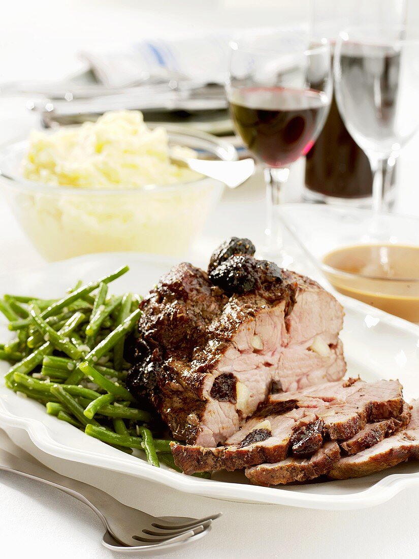 Gefüllter Schweinebraten mit Bohnen und Kartoffelbrei