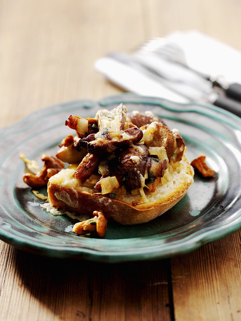 Mushrooms on toasted white bread