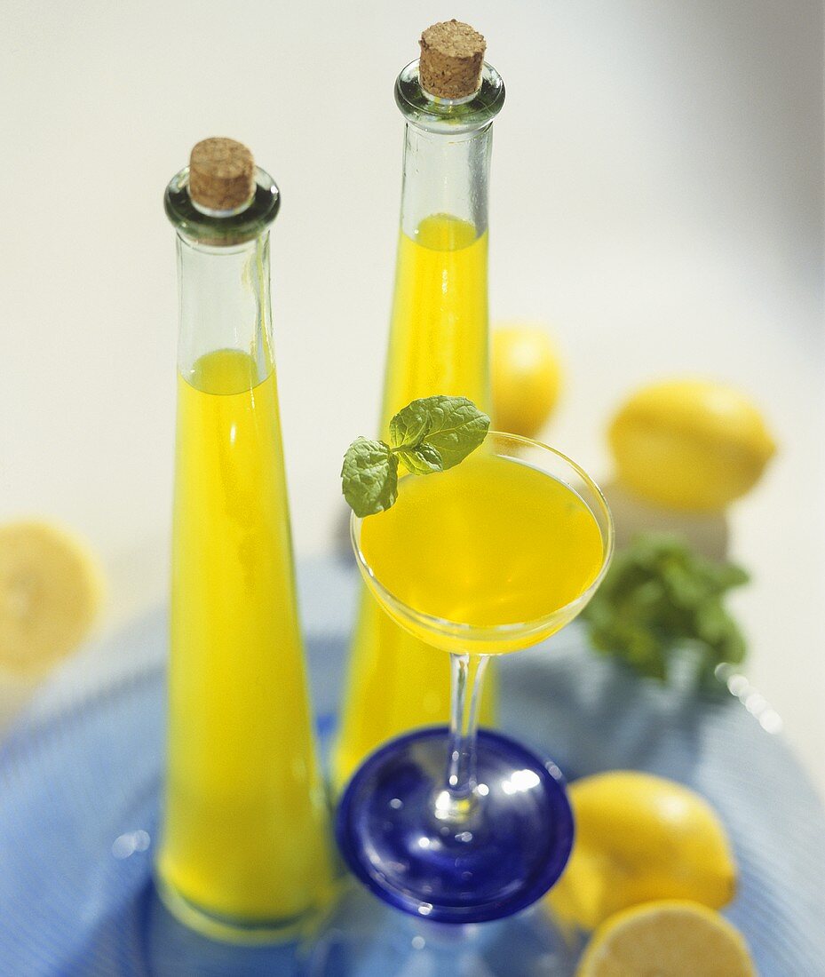 Zitronen-Wodka in zwei Flaschen und im Glas