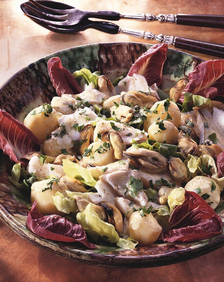 Bunter Salat mit Kabeljau und Muscheln