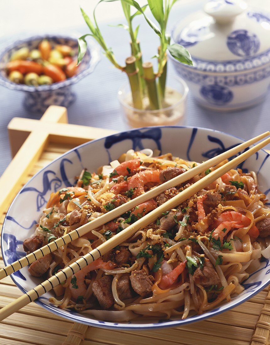 Rice noodles with pork fillet and shrimps