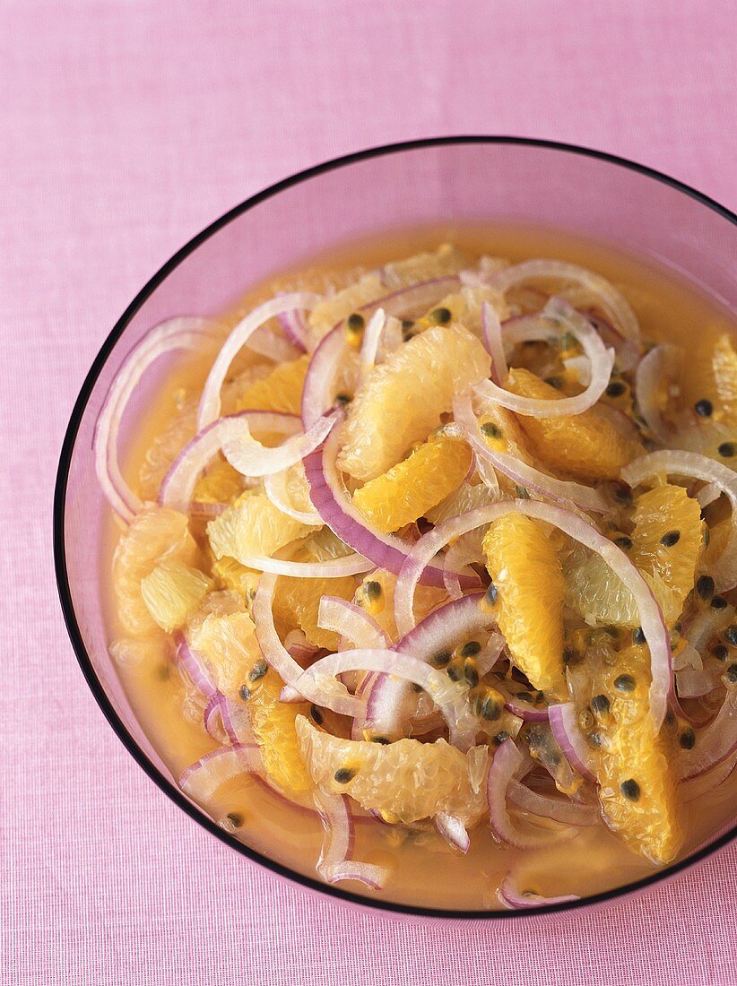 Pikanter Orangensalat mit Passionsfrucht und Zwiebel