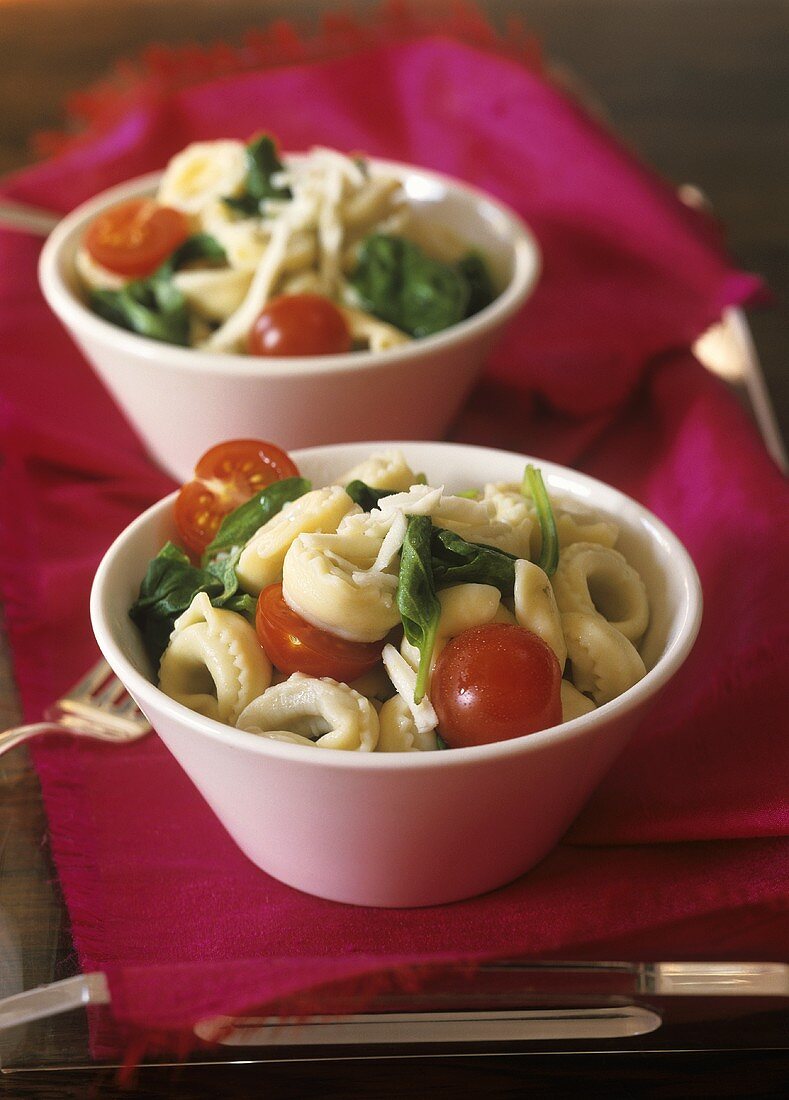 Tortellini salad with cocktail tomatoes and spinach