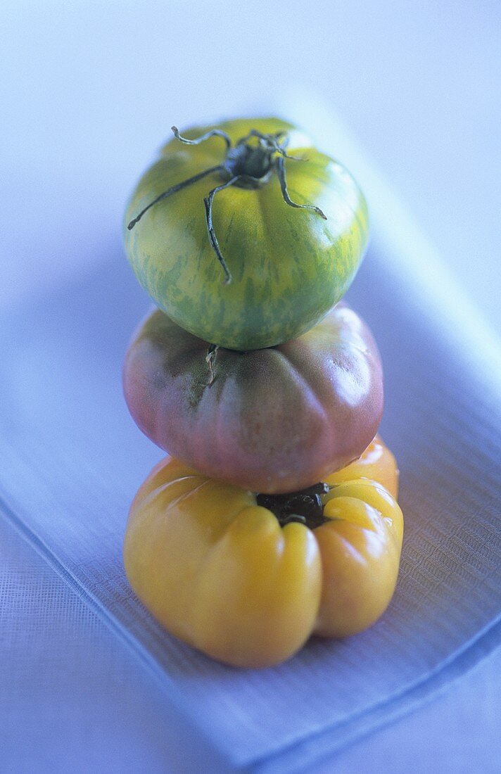 Drei gestapelte Tomaten