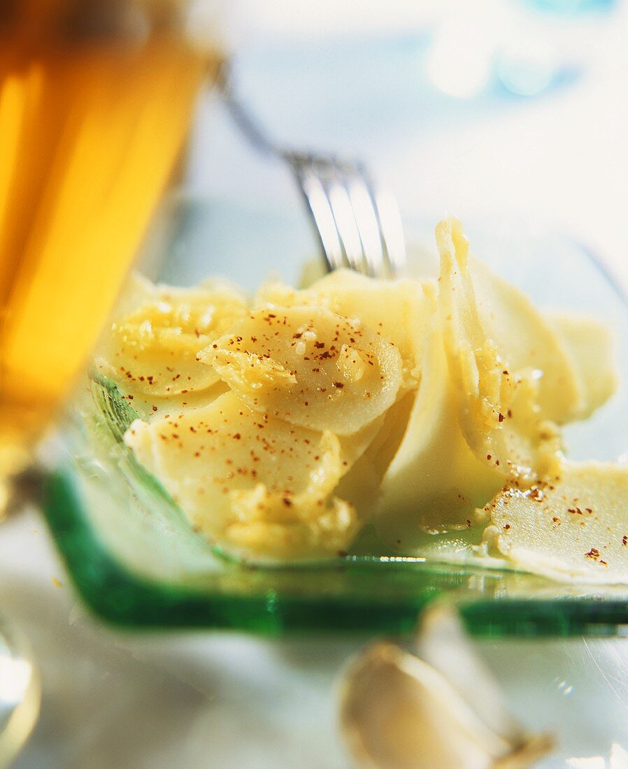 Gekochte Kartoffeln in Scheiben mit Knoblauch