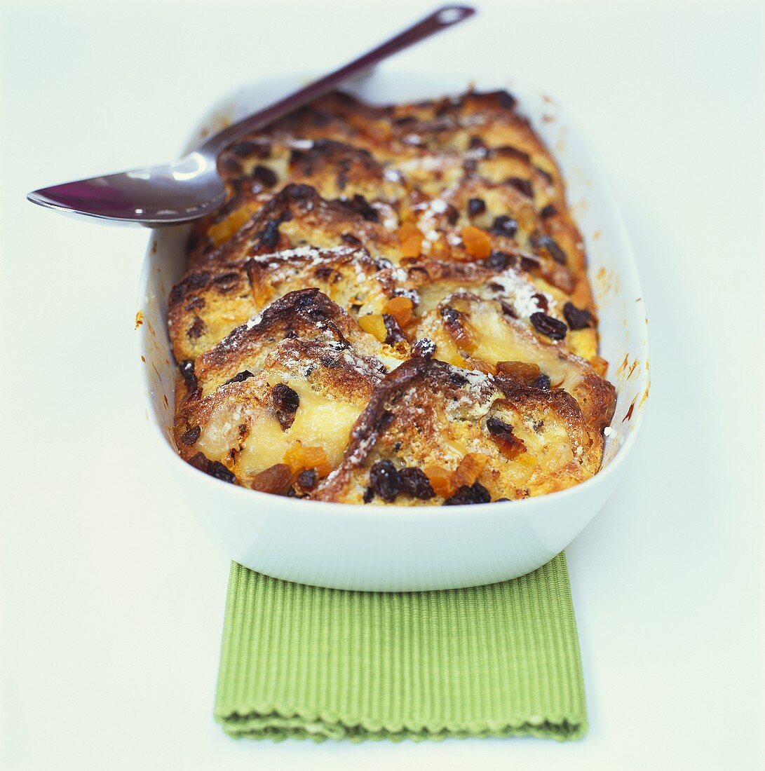 'Log pyre' (Bread & butter pudding with apple & raisins)