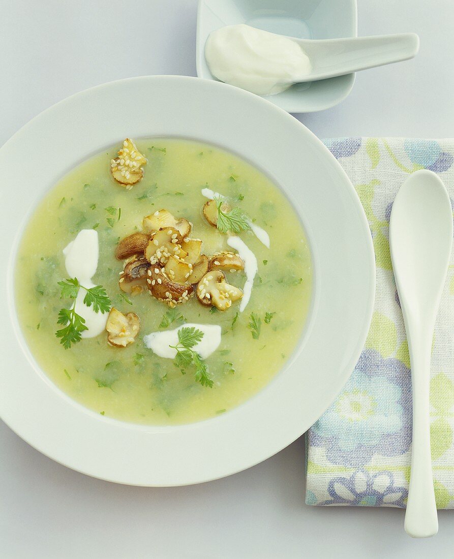 Chervil soup with fried mushrooms