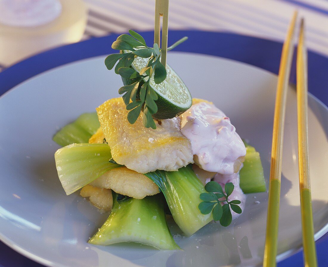 Gebratenes Fischfilet mit Pak Choi