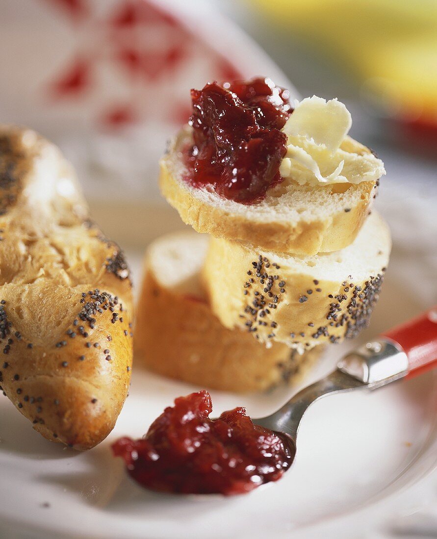 Mohnzopf mit Butter und Kirschmarmelade