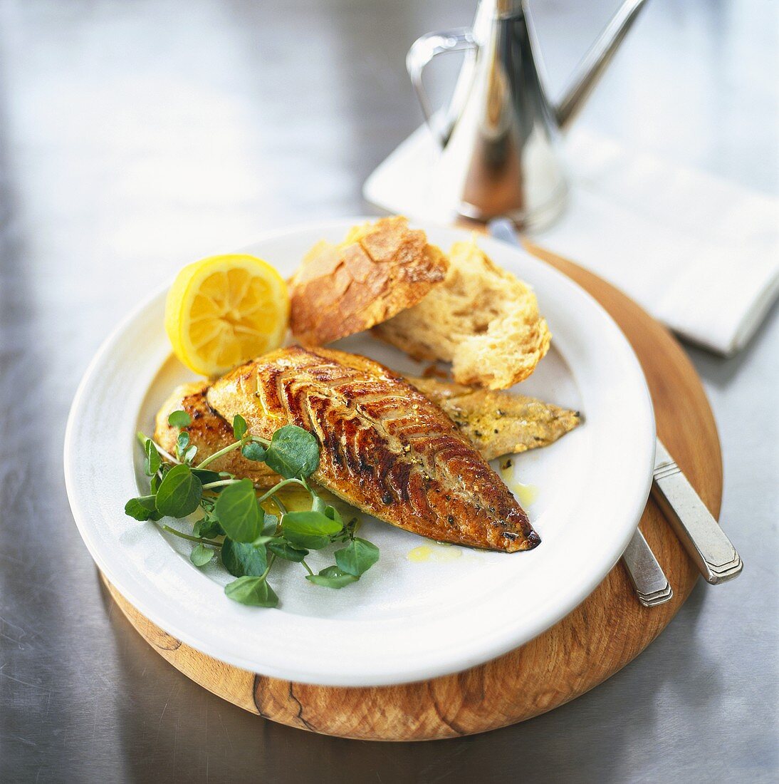 Fried fish fillet with watercress and bread