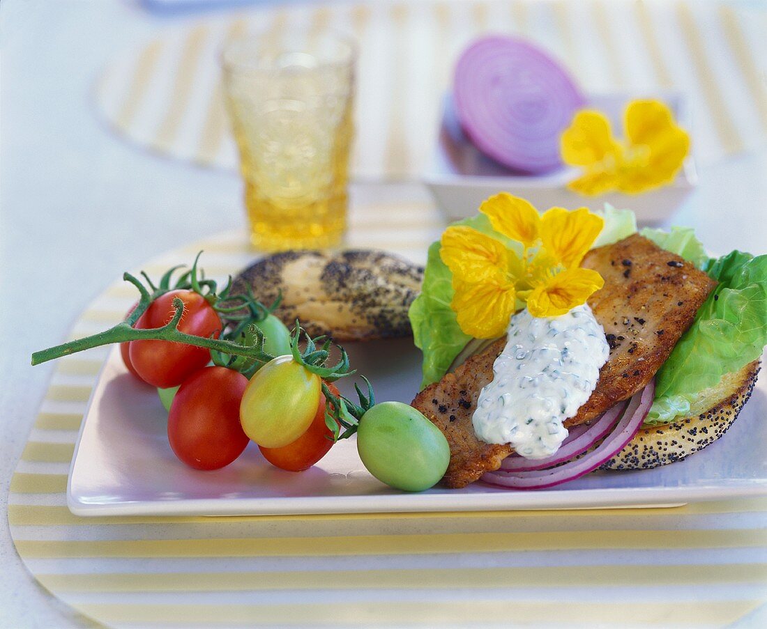 Burger mit gebratenem Putenschnitzel