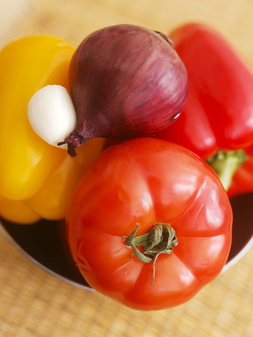 Tomate, Paprika, Zwiebel und Knoblauch in einer Schüssel