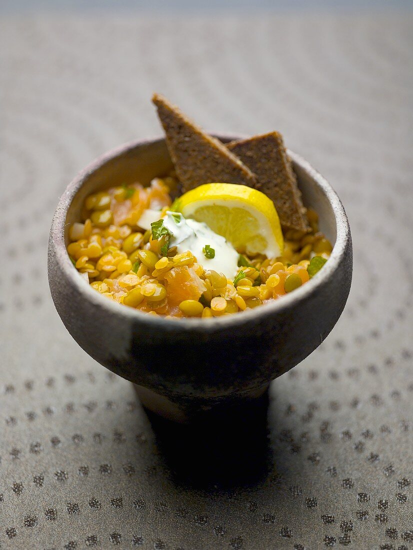 Lentil salad with smoked salmon and pumpernickel