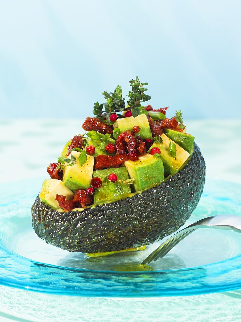 Gefüllte Avocado mit getrockneten Tomaten und rosa Pfeffer