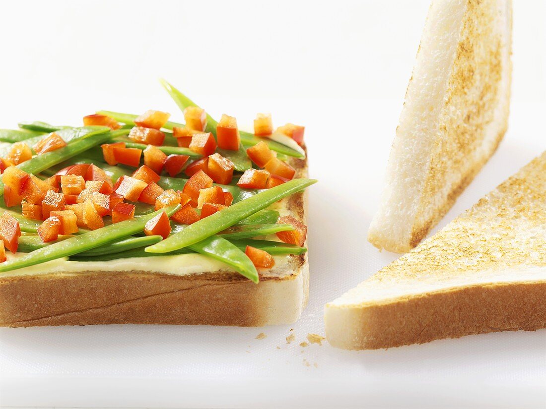 Toast mit Bohnen und Paprika