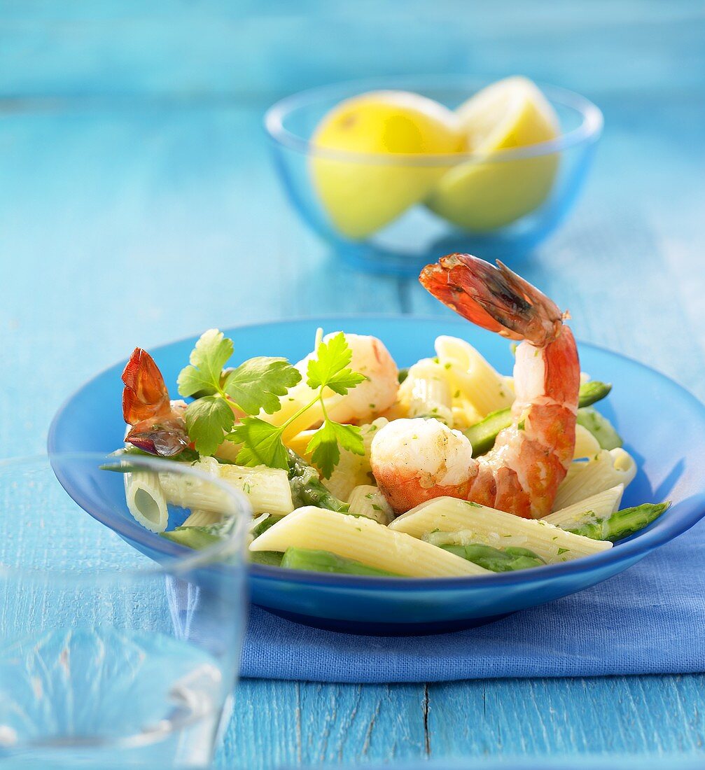 Penne with shrimps and green asparagus