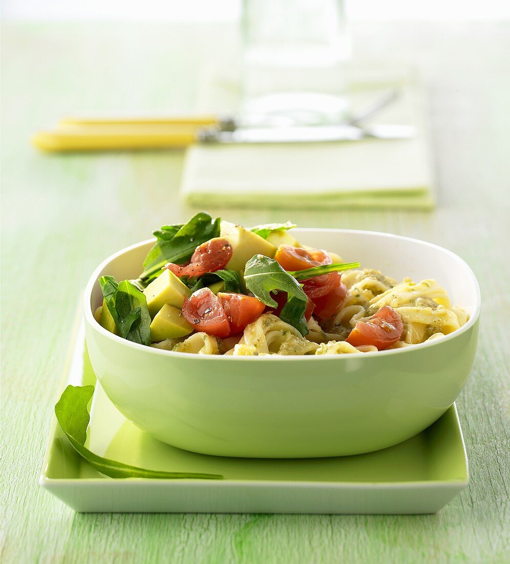 Tagliatelle mit Walnuss-Pesto und Avocadogemüse