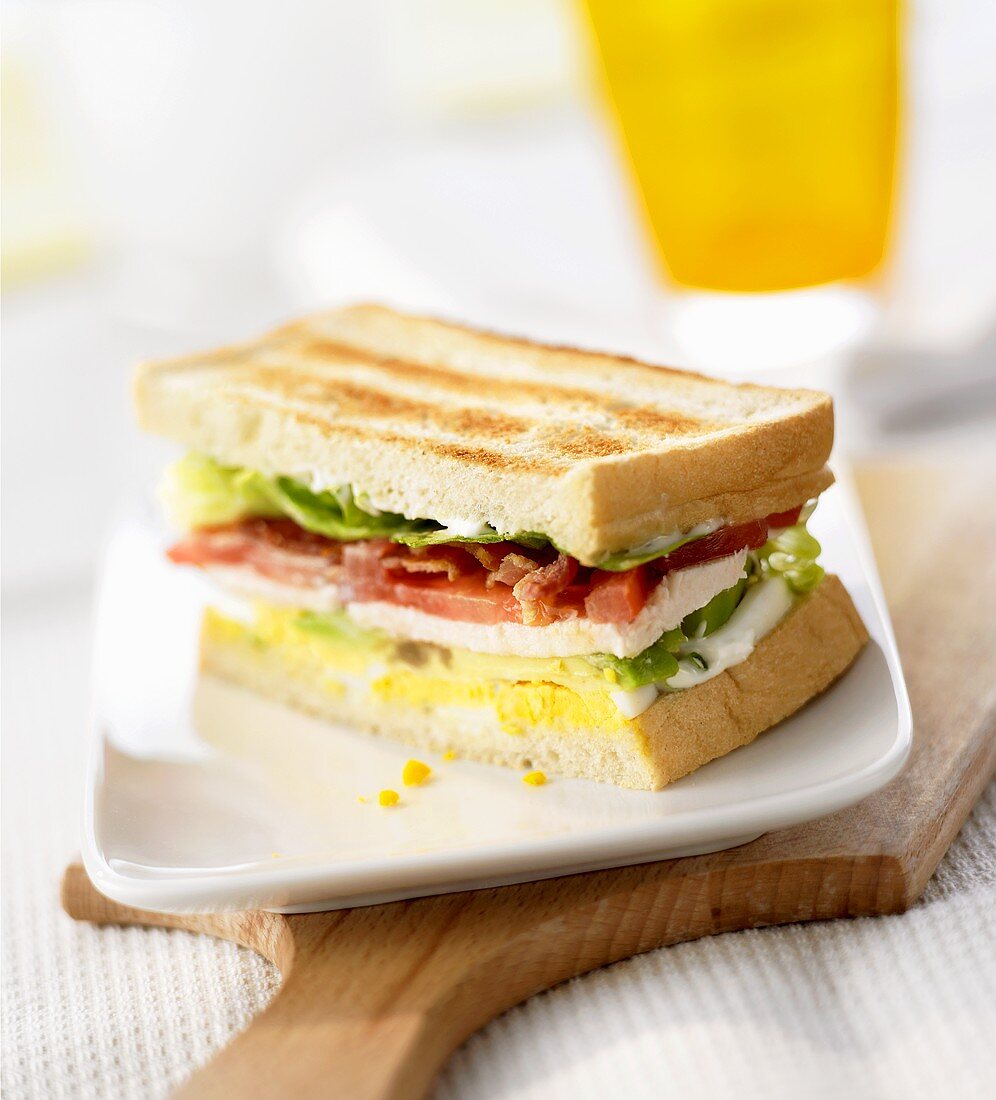 Club-Sandwich mit Hähnchenbrust & Speck