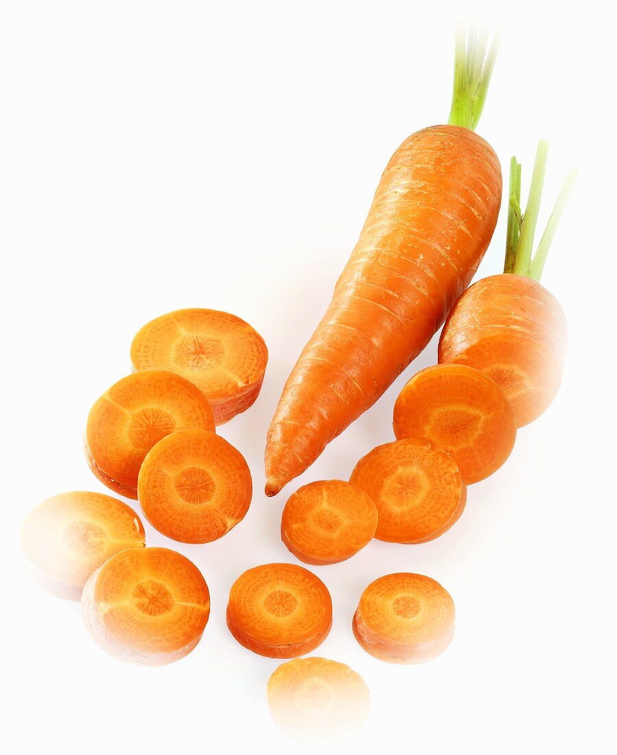 Zwei Karotten, ganz und in Scheiben