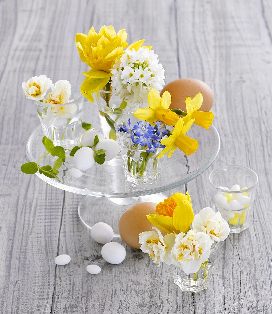 Table decoration of spring flowers and eggs