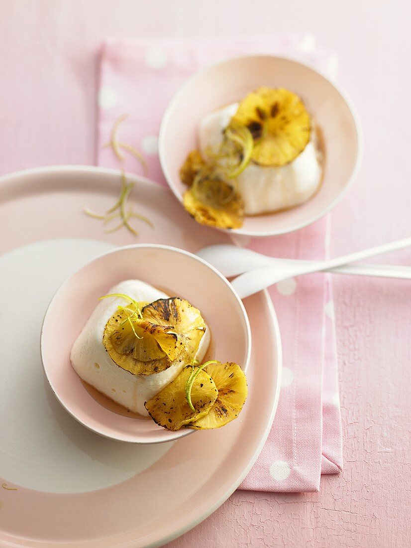 Joghurt-Mousse mit karamellisierten Ananas