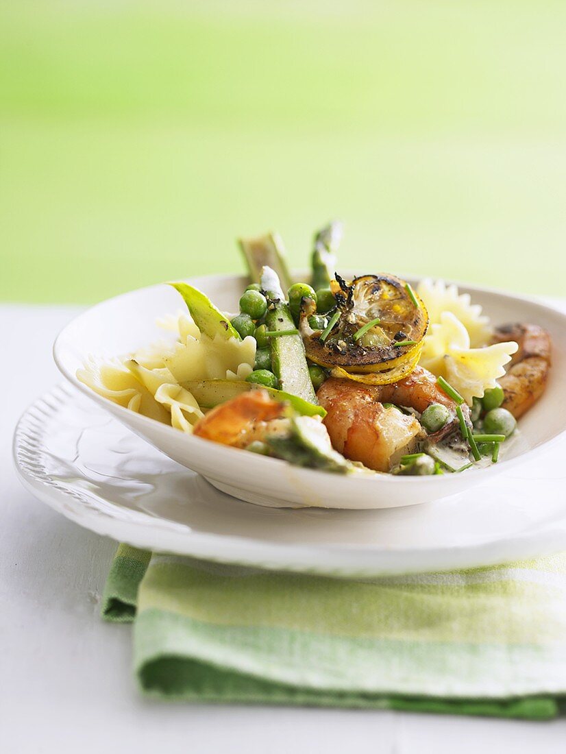 Farfalle mit grünem Spargel, Erbsen und Garnelen