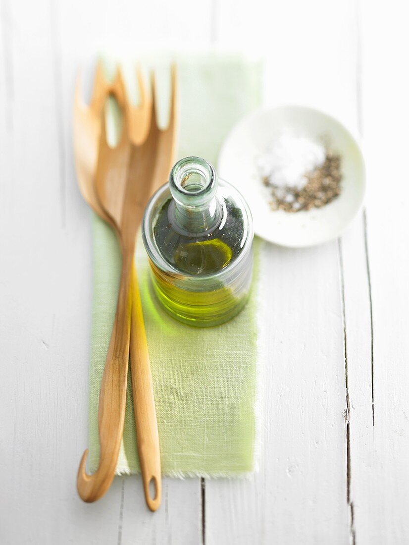 Olivenöl, Salz & Pfeffer und Salatbesteck
