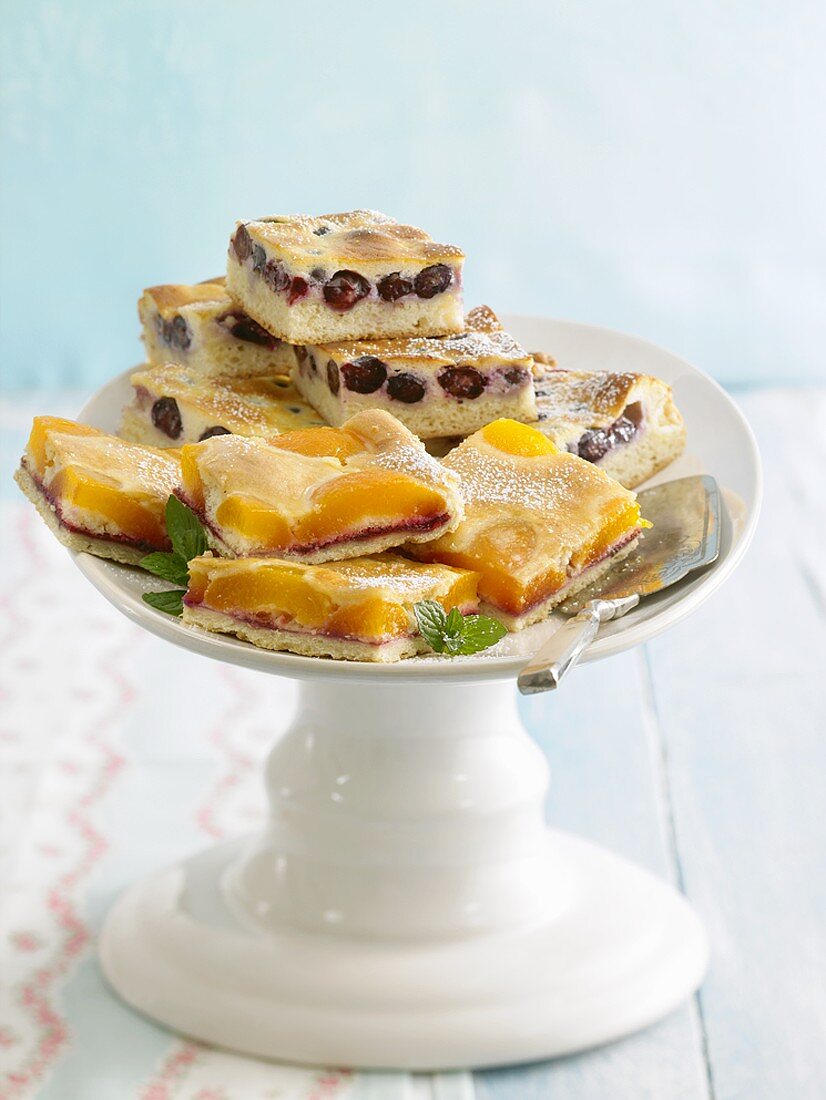 Apricot- and blueberry slices