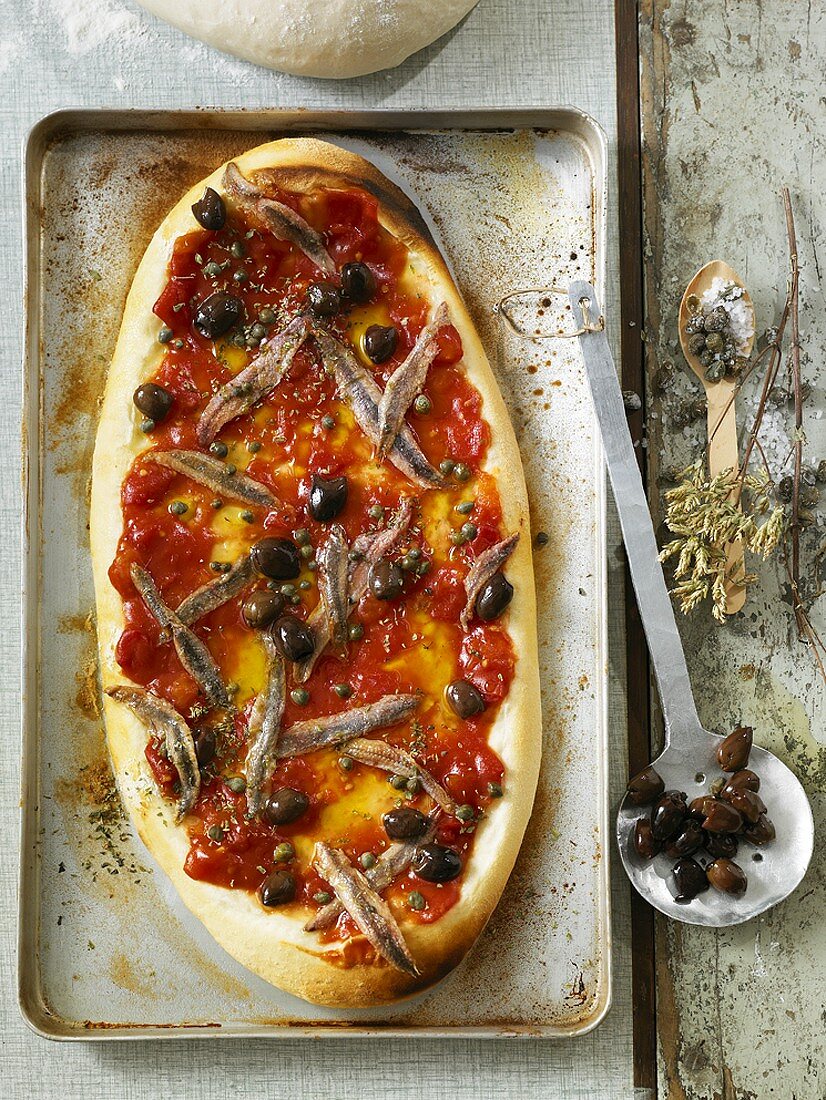 Pizza siciliana (Pizza topped with anchovies, capers & olives)