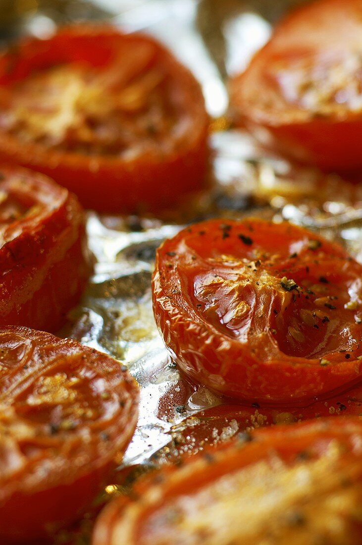 Geröstete Tomaten auf Alufolie