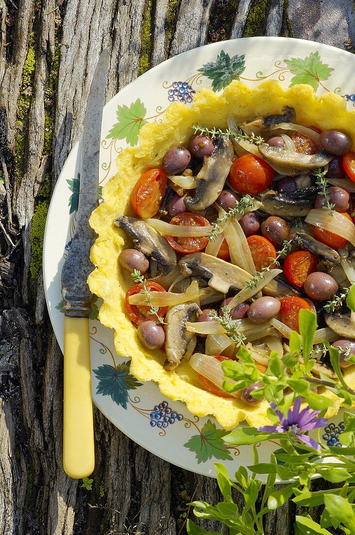 Maismehl-Tarte mit Tomaten, Champignons und Oliven