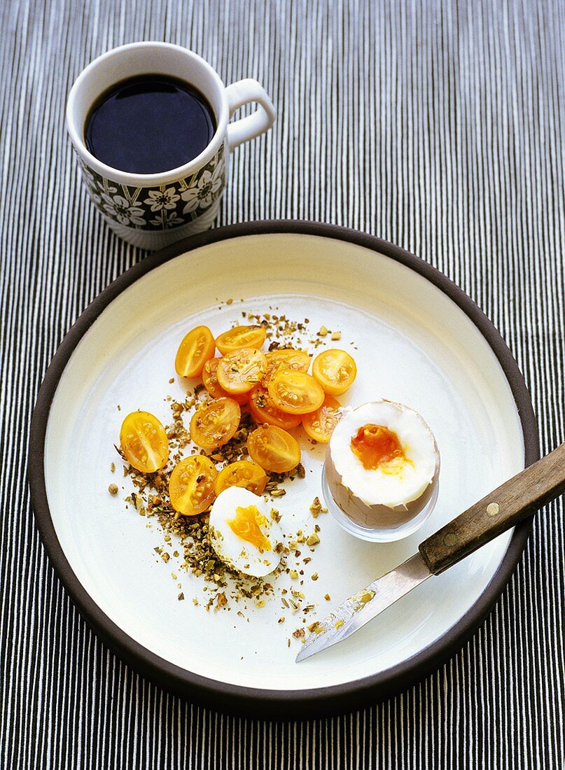 Boiled egg with tomatoes and dukka