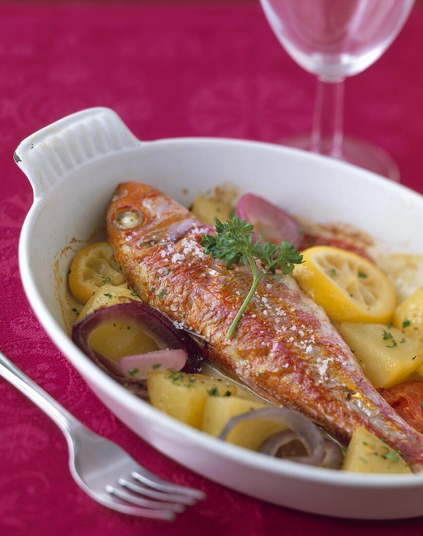 Red mullet on potatoes, onions and lemon