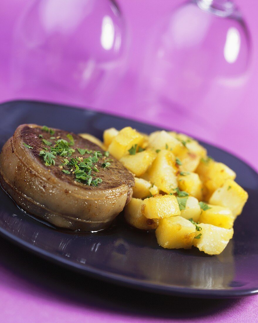 Beef fillet with fried potatoes